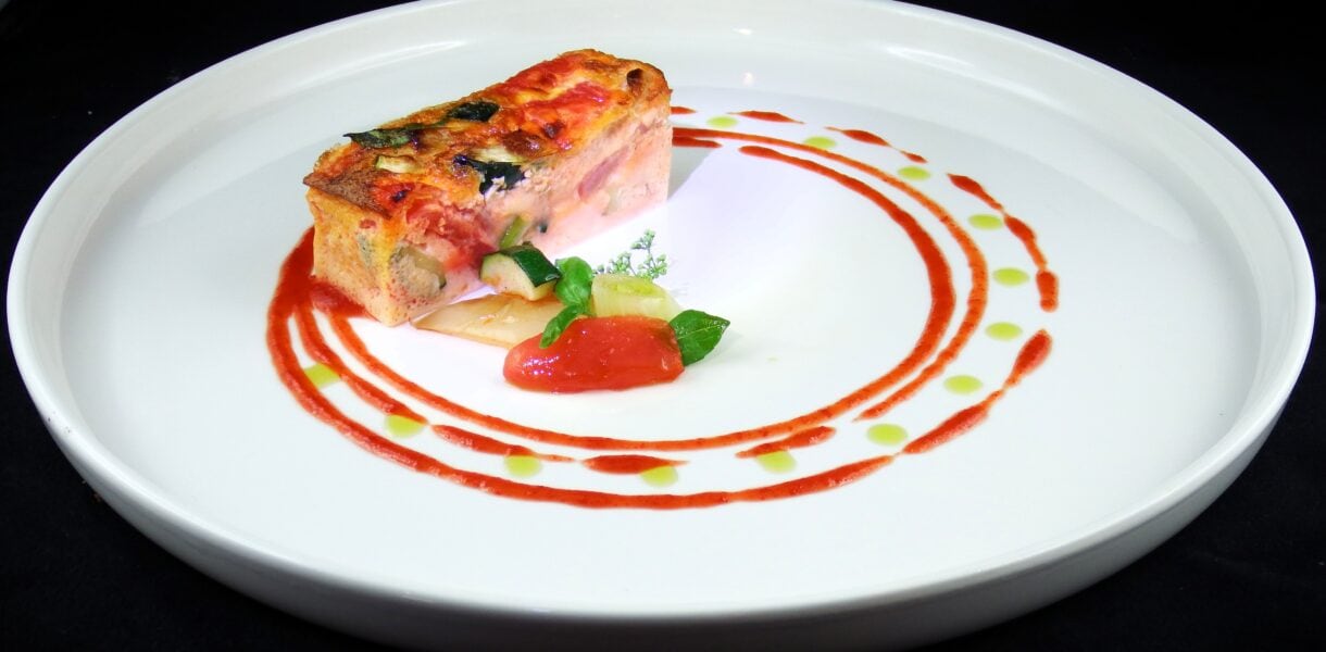 Feines Gericht mit Tomate, Basilikum und dekorativer Sauce, "Biochef" Istvan Varga.