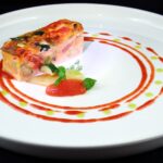 Feines Gericht mit Tomate, Basilikum und dekorativer Sauce, "Biochef" Istvan Varga.