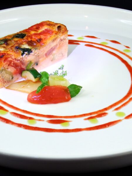 Feines Gericht mit Tomate, Basilikum und dekorativer Sauce, "Biochef" Istvan Varga.